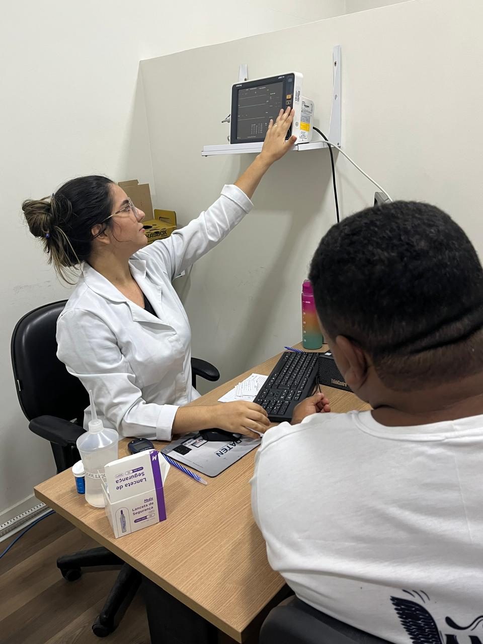Profissional da Cuidare em atendimento ambulatorial de consultório